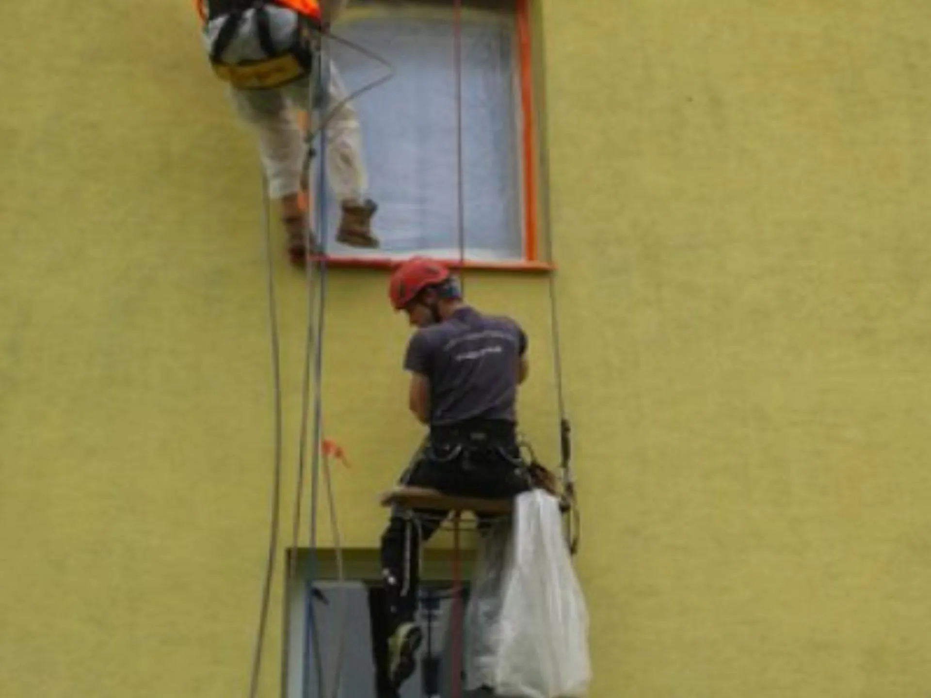 Nástřik fasády silikonovou barvou s ochranou proti mechům, plísním a řasám - horolezecky