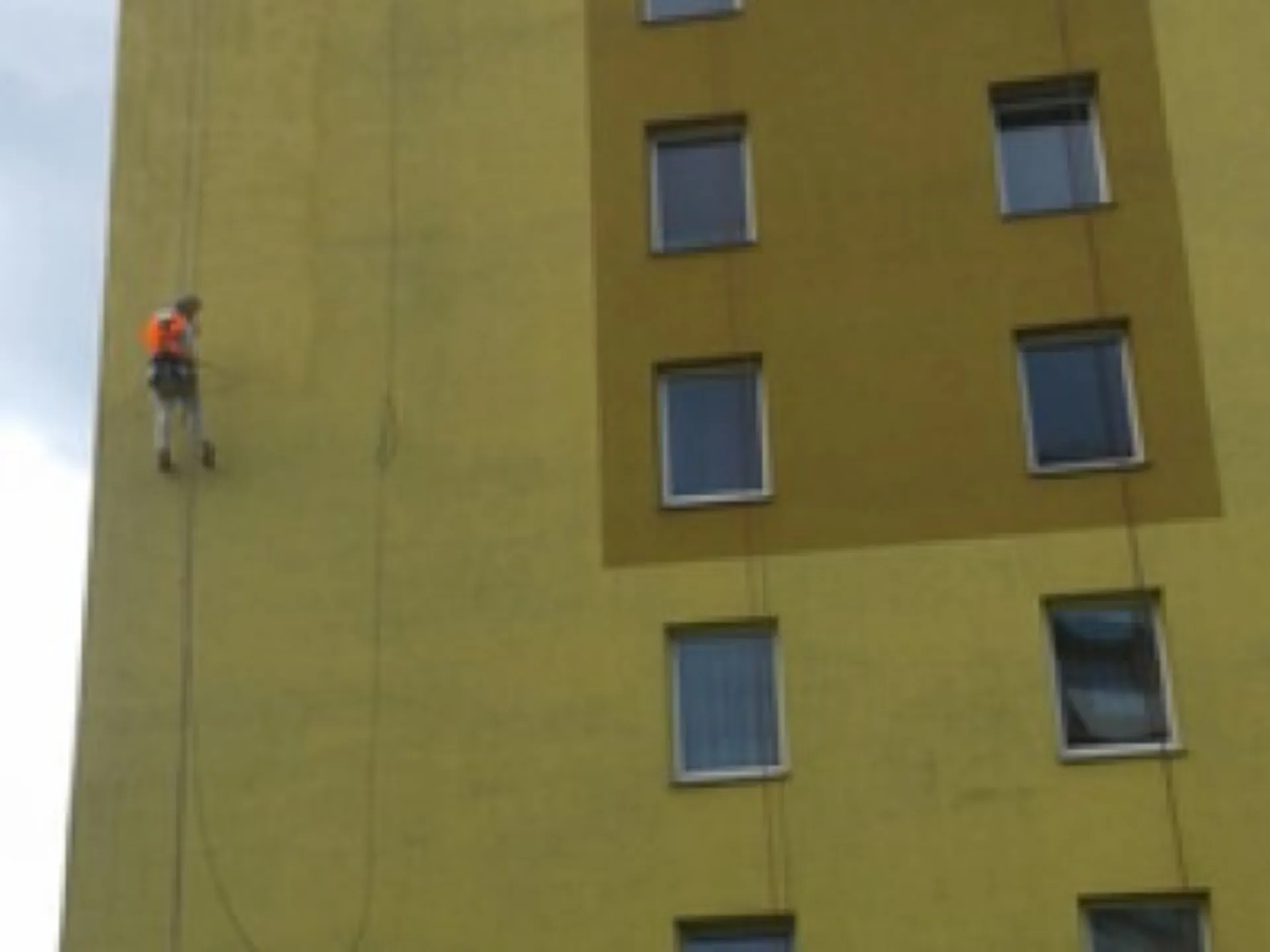 Nástřik fasády silikonovou barvou s ochranou proti mechům, plísním a řasám - horolezecky - 2