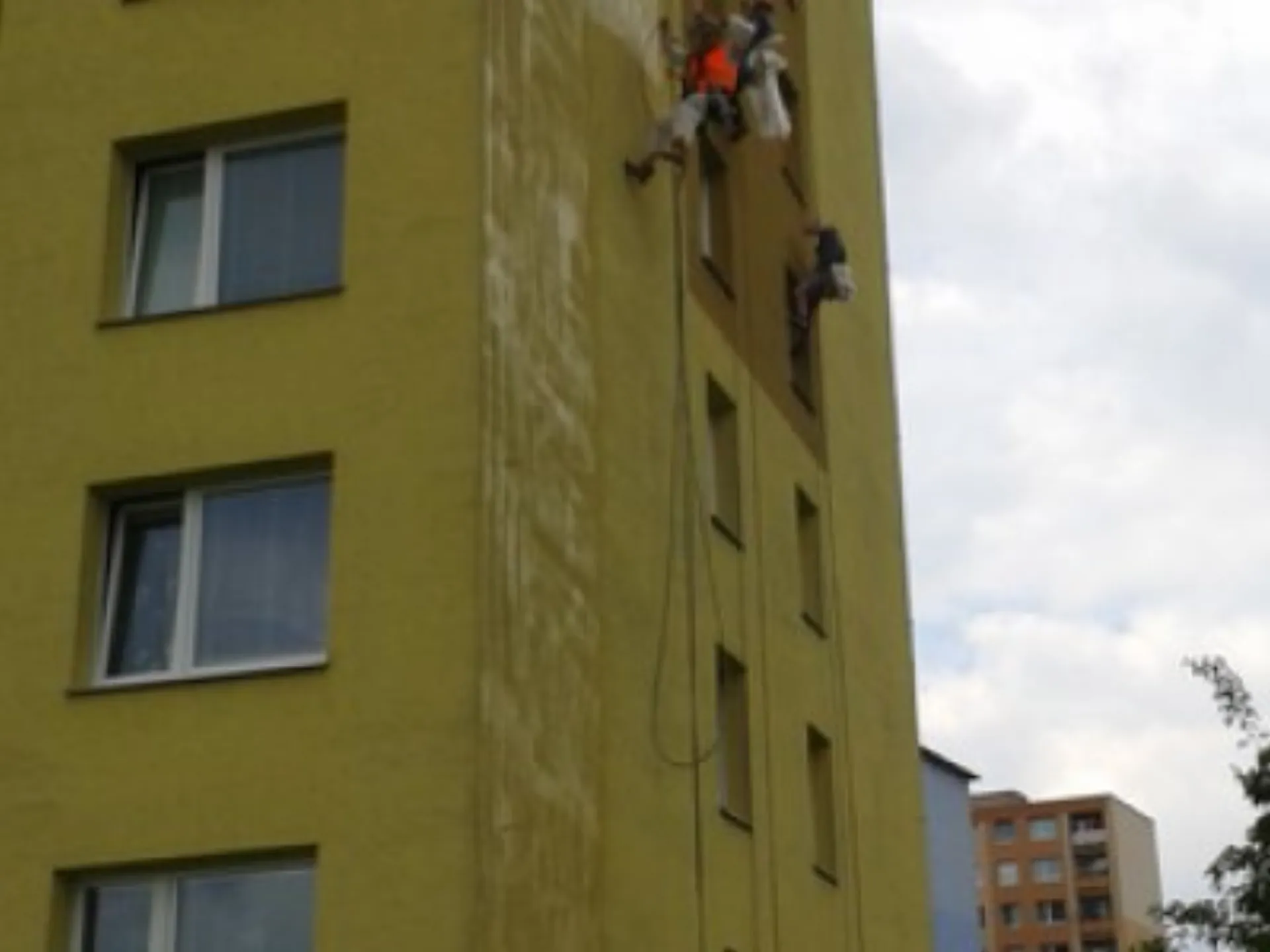 Nástřik fasády silikonovou barvou s ochranou proti mechům, plísním a řasám - horolezecky - 3