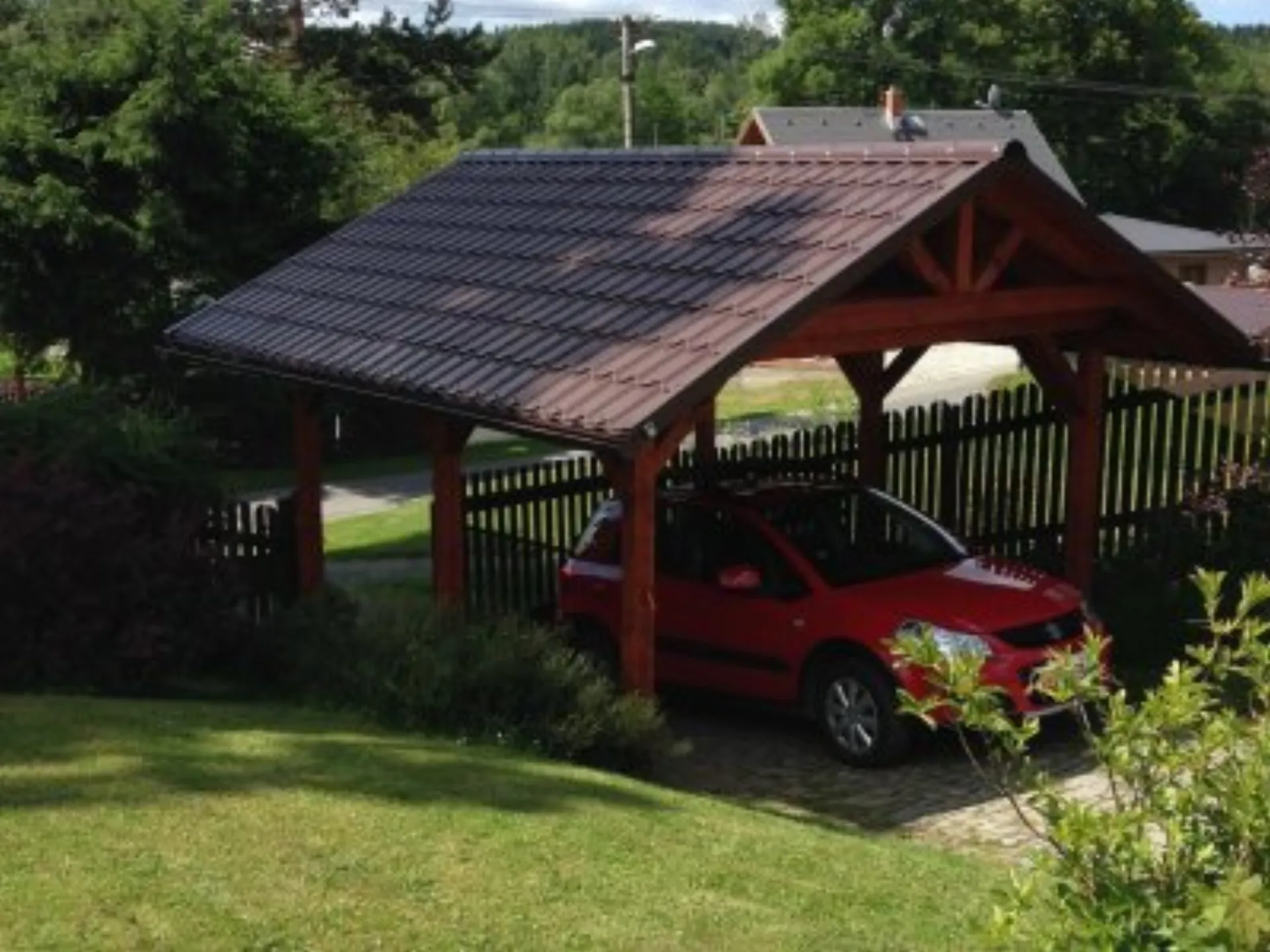 Přístřešek na automobil a nářadí