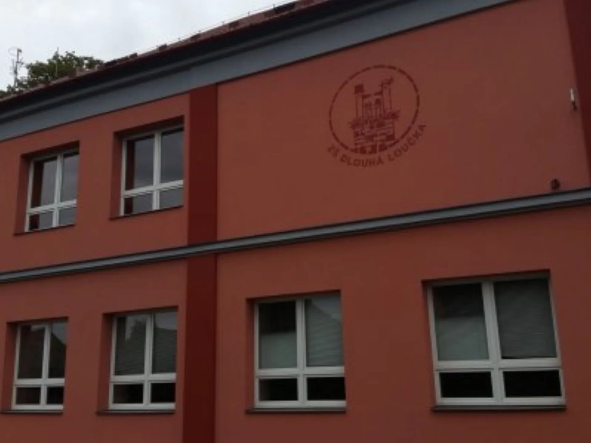 ZŠ Dl.Loučka - zateplení budovy, nástřik komínu - 4