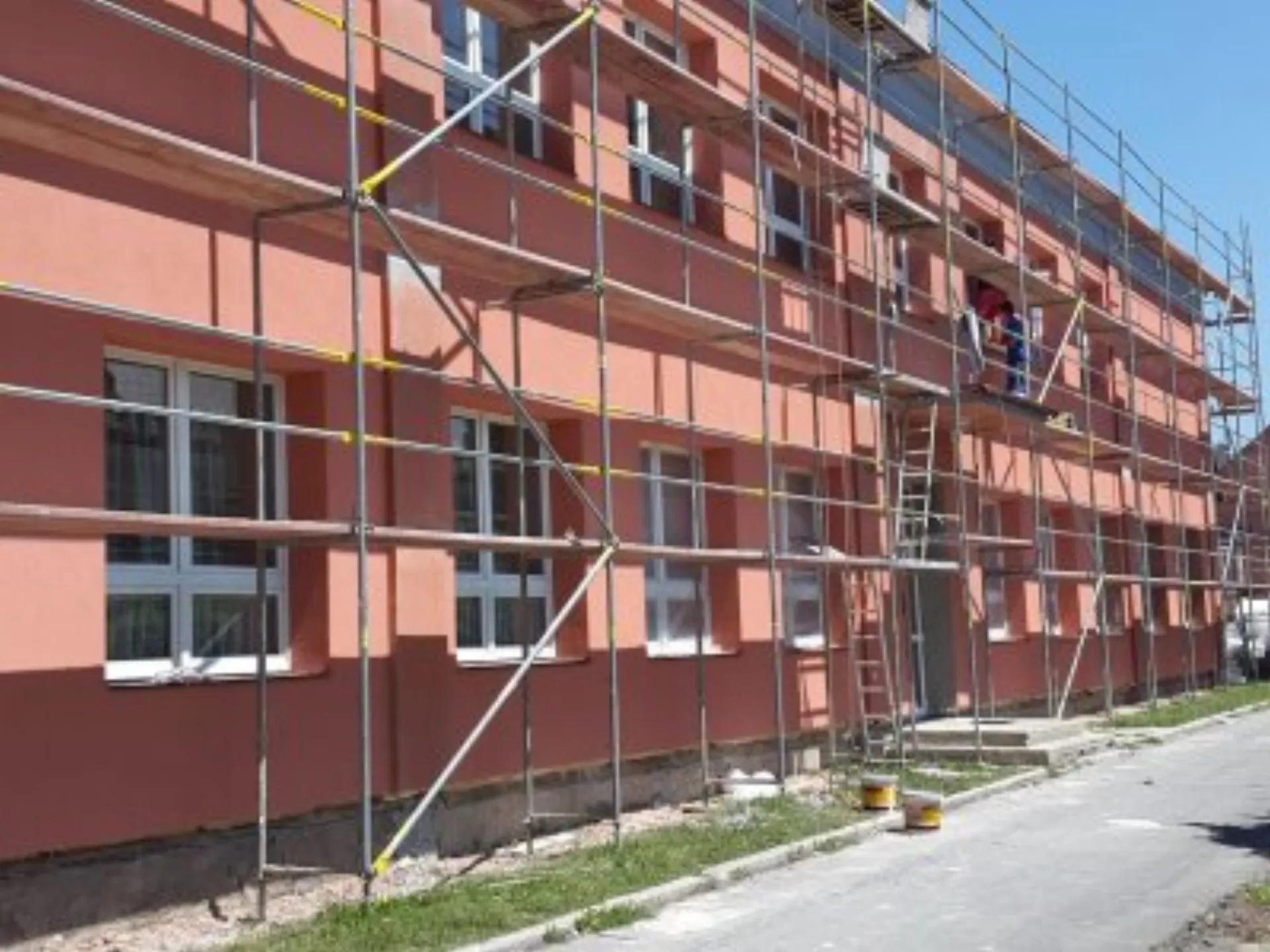 ZŠ Dl.Loučka - zateplení budovy, nástřik komínu - 9